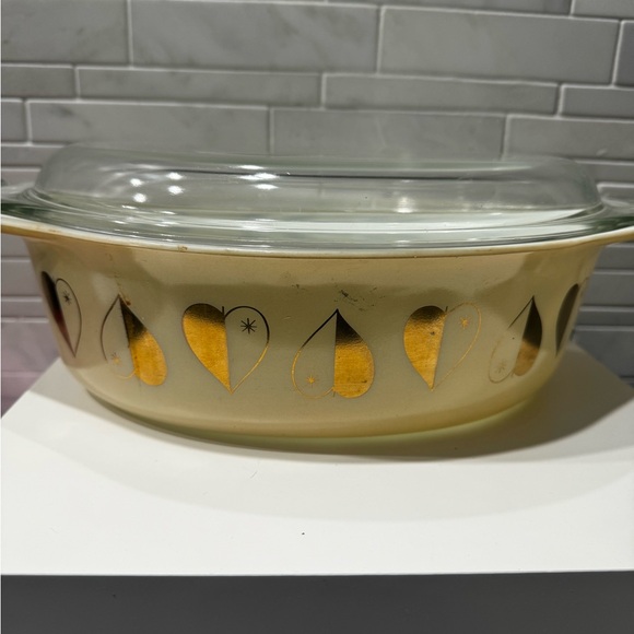 Vintage Pyrex Golden Hearts 2.5 Quart Casserole with Glass Lid Made In USA - Picture 11 of 13